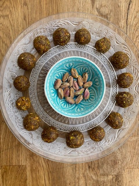 Dattelkugeln, Rezept, Energy balls, vegan, Chrismas balls, Power balls, gesunder Snack, Energiekugeln, Energiebällchen, Pistazienkugeln, Konfekt aus Datteln, Pralinen aus Datteln, gesunde Pralinen