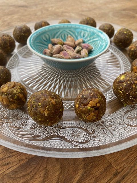 Dattelkugeln, Rezept, Energy balls, vegan, Chrismas balls, Power balls, gesunder Snack, Energiekugeln, Energiebällchen, Pistazienkugeln, Konfekt aus Datteln