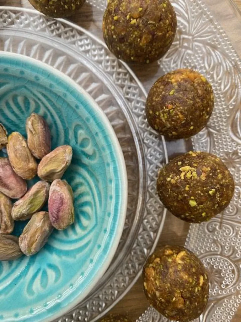 Dattelkugeln, Rezept, Energy balls, vegan, Chrismas balls, Power balls, gesunder Snack, Energiekugeln, Energiebällchen, Pistazienkugeln