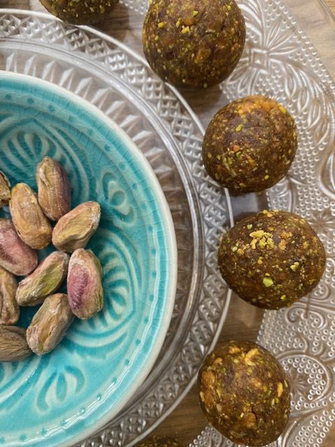 Dattelkugeln, Rezept, Energy balls, vegan, Chrismas balls, Power balls, gesunder Snack, Energiekugeln, Energiebällchen, Pistazienkugeln