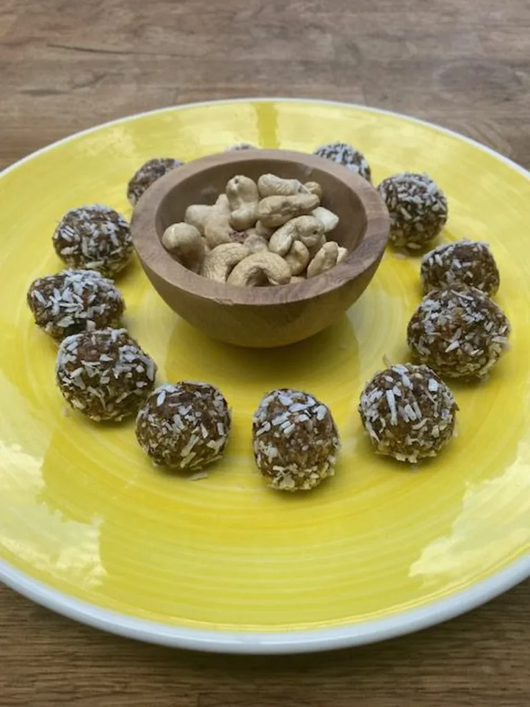 Dattelkugeln, Rezept, Energy balls, vegan, Chrismas balls, Power balls, gesunder Snack, Energiekugeln, Energiebällchen
