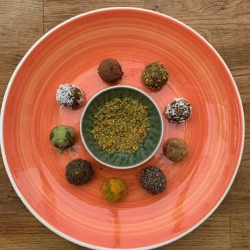 Farbenfrohe leckere Dattelpralinen – der süsse Snack für zwischendurch