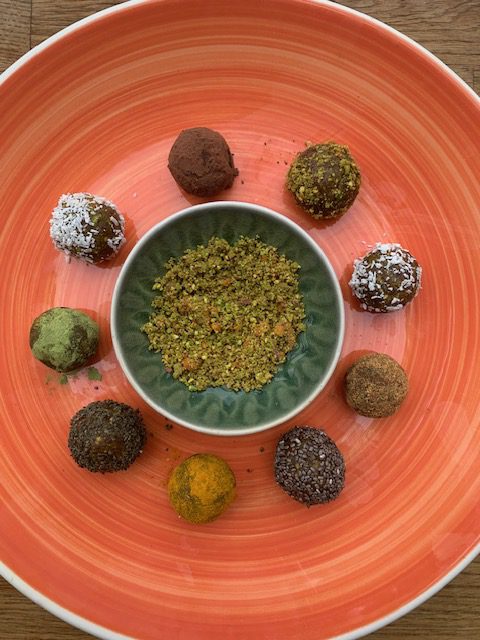 Dattelkugeln, Rezept, Energy balls, vegan, Christmas balls, Power balls, gesunder Snack, Energiekugeln, gesundes Geschenk, cooles Mitbringsel, kleines Geschenk
