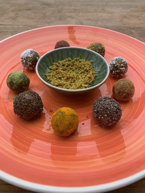 Dattelkugeln, Rezept, Energy balls, vegan, Christmas balls, Power balls, gesunder Snack, Energiekugeln, gesundes Geschenk, cooles Mitbringsel